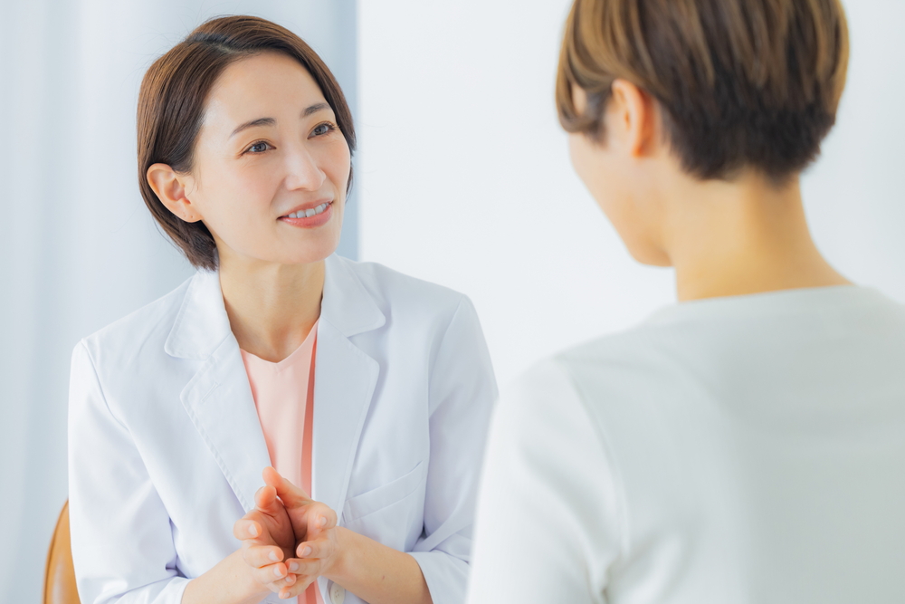 診察している皮膚科医